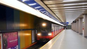 Dôchodca si chcel v metre sadnúť. Na mladú ženu vytiahol strelnú zbraň