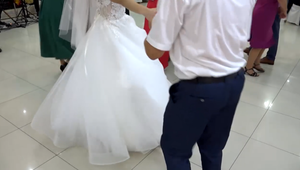 Cirkus na svadobnej hostine: Mladík nadával svadobčanom, opľul ich a žene zlomil nos