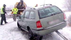 Kuriózna nehoda na diaľnici. Auto ostalo stáť na zvodidlách
