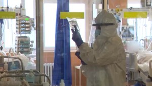 Zdravotníci z UNB, ktorí sa infikovali koronavírusom, žiadajú o úrazové príplatky. U vedenia ale nepochodili