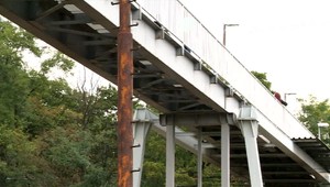 Žena (43) chcela skočiť pod vlak. Policajti prišli v poslednej sekunde