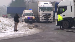 Protesty autodopravcov spôsobili kolaps dopravy, výnimku ale mali záchranári