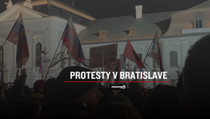 V stredu pred palácom bolo viac ako tisíc ľudí. Protest zvolala strana Smer-SD