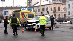 FOTO: Po vážnej nehode policajnej hliadky odviezli do nemocnice policajta
