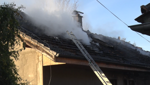 Rodinný dom zničil mohutný požiar. Majiteľ sa zachránil skokom z okna