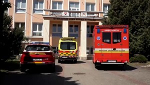 Muž, ktorý horel v areáli gymnázia, zraneniam podľahol