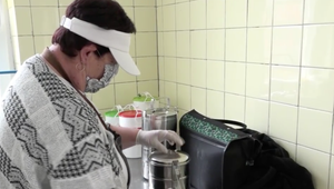 Starostlivé dediny pomáhajú svojim občanom. Rozdali im rúška, robia nákupy aj varia obedy