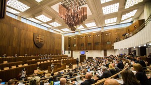 Poslanci si uctili pamiatku Michala Kováča, sľub zložili aj noví zákonodarcovia