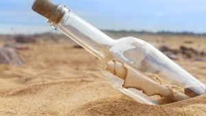 Objavili fľašu, ktorá sa vo vlnách oceánu plavila 50 rokov