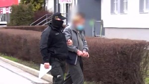 Opitý muž ohrozoval svojho zamestnávateľa. Na šéfa mieril zbraňou a naháňal ho po firme