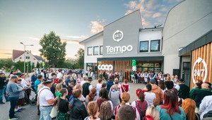 Goralské kroje zaplnili najväčšiu nonstop predajňu COOP Jednota Tempo SUPERMARKET 24/7 na Slovensku. V Zákamennom vznikol prvý COOP rekord