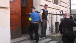 Malo ísť o pomstu policajtovi. V prípade viny im hrozí 25 rokov vo väzení