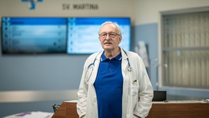 Keď som smutný, volám si z jedného mobilu na druhý, prezradil v novej knihe František Kovár