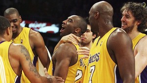 Trojka Bryanta z poslednej sekundy skolila Sacramento