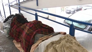 Ľudia bez domova čelia počas zimy náročným podmienkam. Ako im pomôcť?