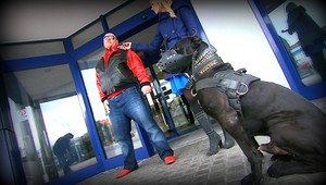 Z údajného elitného expolicajta sa vykľul násilník...