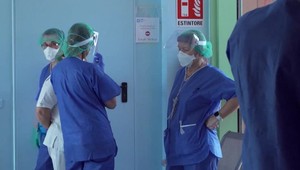 Lekári stále nemajú dostatok ochranných pomôcok, upozorňujú už aj na hroziaci kolaps