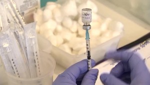 Preťažené infolinky a problematické zmeny termínov: S očkovaním prichádzajú viaceré komplikácie