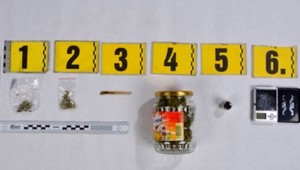 Mestská polícia zadržala mladíka. Obsah zaváraninovej fľaše zaujal aj štátnych kolegov