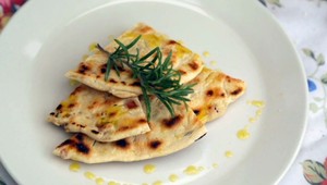 Náhle se vám minulo pečivo? Upečte si vlastní ze surovin, které máte běžně doma!