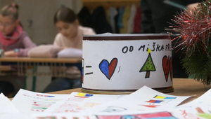 Vianočná pomoc: Školáci zdobia sviečky so želaniami pre Ukrajinu
