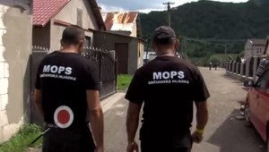 Mladík pri prejazde rómskou osadou vystrčil z okna pištoľ a strieľal do vzduchu