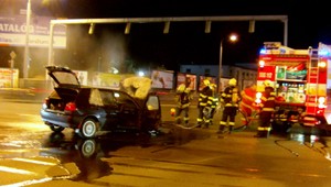 ZÁZNAM: Horelo auto policajta, primátora aj podnikateľa!