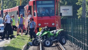VIDEO: Električky nejazdili kvôli štvorkolke. Známy zamestnanca STK si ju "požičal" a havaroval
