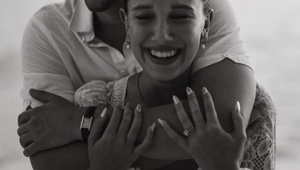 Len 19-ročná hviezda zo seriálu Stranger Things je zasnúbená! Takto vyzerá šťastný pár!