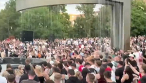 Pod oknami bytov sa konal koncert. Bol síce oznámený, ale nebol povolený