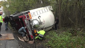 Kamión plný piesku skončil v priekope. Jeho vyťahovanie trvalo päť hodín