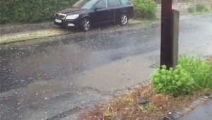 Búrka dorazila aj k nám! V okolí Fiľakova padajú krúpy