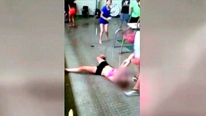 Telocvikár nútil žiačku plávať, chytal ju za hrudník