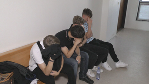 Trénerov hokejbalu zmlátili v centre mesta. Súdny proces sprevádzali silné emócie