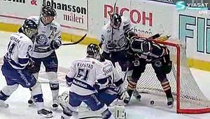 Švéd Wennberg strelil gól roka, puk mu vypadol z nohavíc