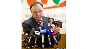 Csákymu poslali cestovný lístok s Bugárom a SNS