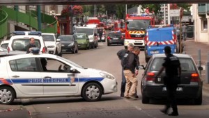 Ozbrojenci zajali rukojemníkov vo francúzskom kostole, zabili farára