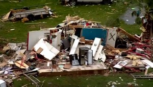 Silné búrky a tornáda zanechali 140-tisíc domácností bez elektriny