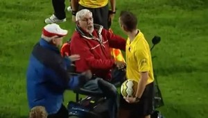 Fanúšik na trojkolke pre invalidov chcel inzultovať rozhodcu!