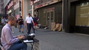 Básne píše na ulici a presne na mieru okoloidúcim