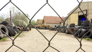 Mechanik opravoval nakladač, keď sa stroj pohol. Muž (59) zraneniam podľahol