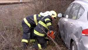 Muž začal obiehať a nevedel, že je obiehaný. Obe autá skončili v priekope