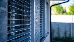 Čas na zmenu. Vonkajšie žalúzie šetria peniaze za energie, navyše zabraňujú prehrievaniu