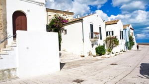 Slnko, romantika, more a k tomu 700 eur mesačne. Taliansky región hľadá nových obyvateľov