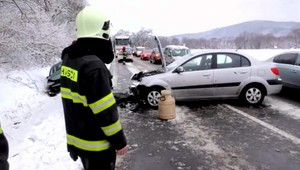 Pri Snine sa zrazili dve autá. Šofér dostal šmyk na snehu
