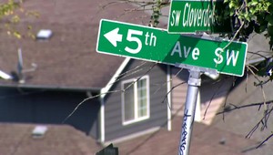 Tínedžerka zavolala na políciu, že je v dome zlodej. Schovala sa do šatníka