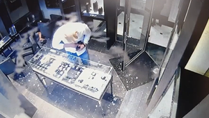 VIDEO: V Bratislave dvojica ukradla hodinky za 350 000 eur. Polícia žiada o pomoc