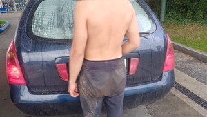 Zdrogovaný vodič tancoval v lese a policajtom tvrdil, že je elf