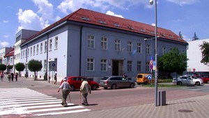 Tínedžeri skončili s putami na rukách. Prepadli dvoch ľudí