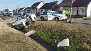 VIDEO: Kuriózna nehoda. Trabant skončil v policajnom aute